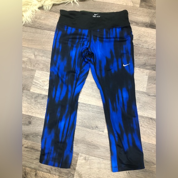 Blue/black Dri-Fit woman’s Capris - Picture 2 of 8